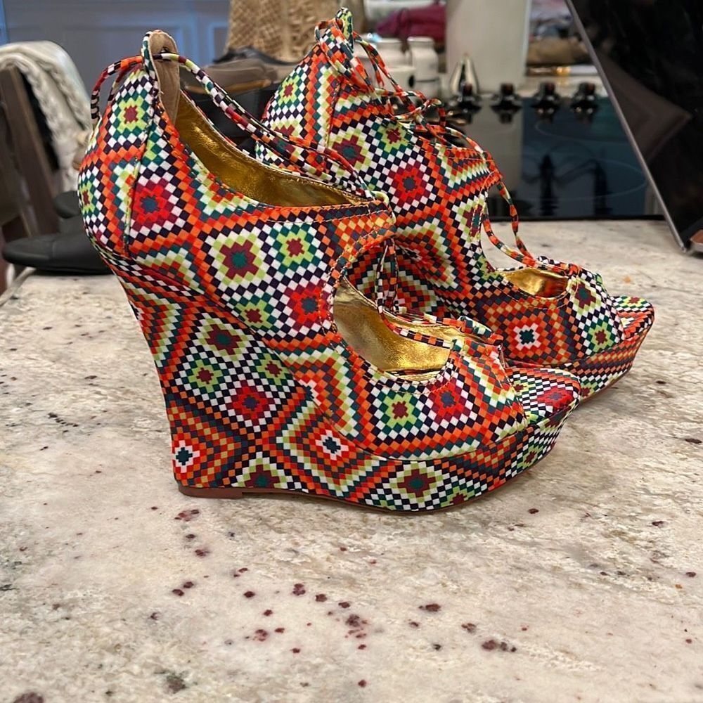 Liliana Funky Bright Geometric Ankle Tie Wedge Sandals sz 8 NWOT